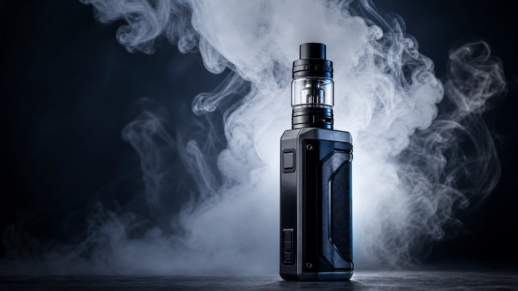 Perangkat vape berbentuk kotak dengan tangki kaca dikelilingi kepulan uap putih tebal di atas permukaan gelap.