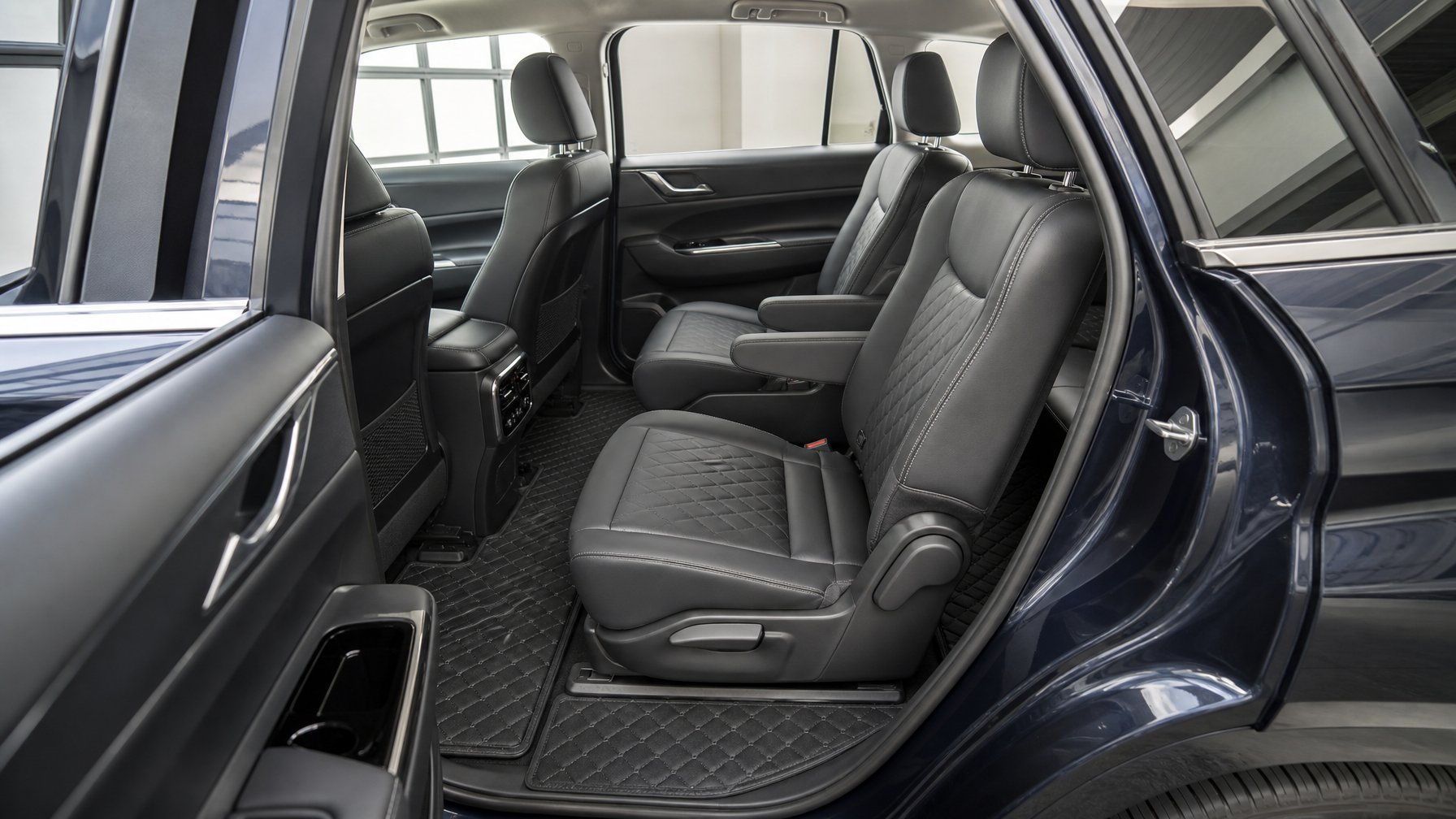 Interior mobil tujuh penumpang dengan karpet premium yang rapi dan mudah dibersihkan.