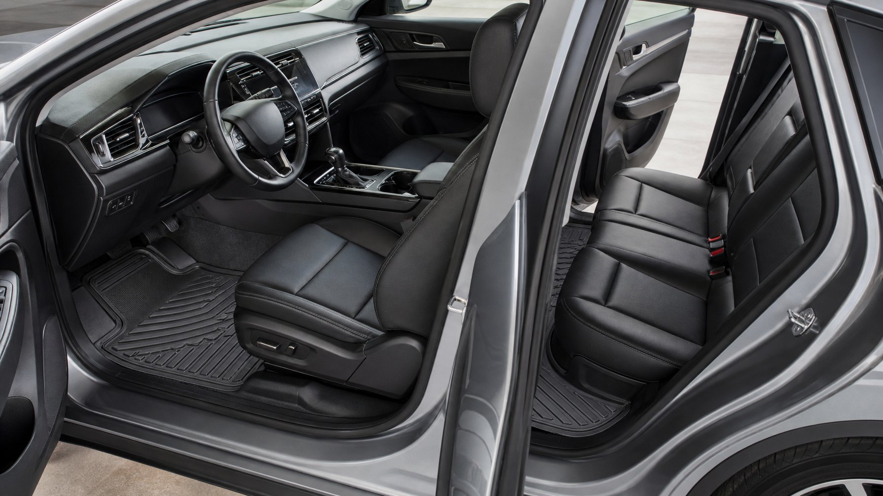 Karpet mobil custom terpasang rapi mengikuti bentuk lantai interior mobil.