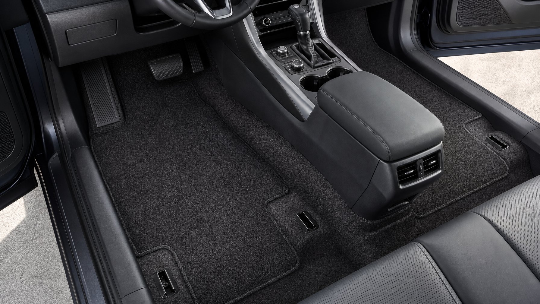 Karpet mobil custom terpasang rapi mengikuti kontur lantai interior mobil.