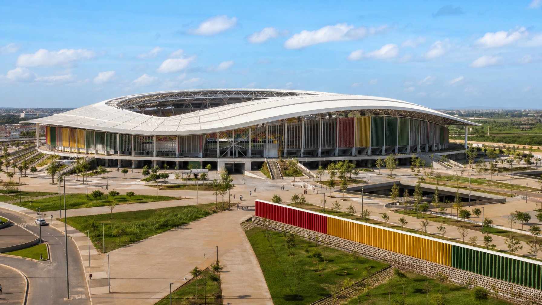 Stadion utama modern di Diamniadio, Senegal, terlihat dari area plaza dengan lanskap hijau dan langit cerah.