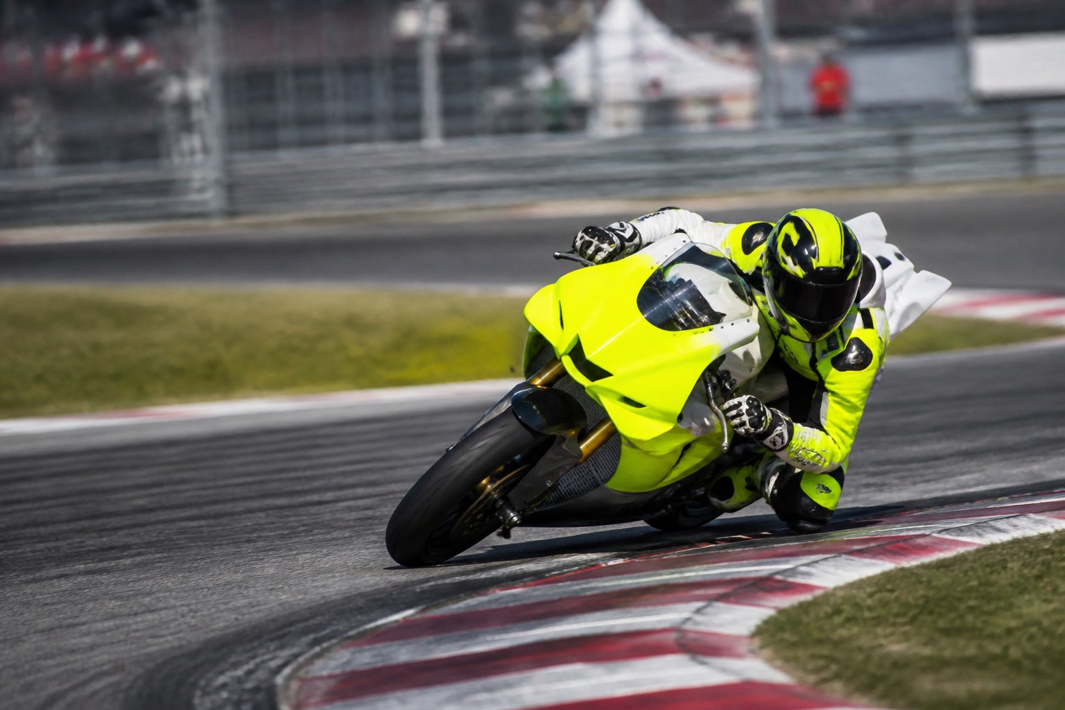 Fabio Di Giannantonio menikung dengan sepeda motor balap di lintasan MotoGP.