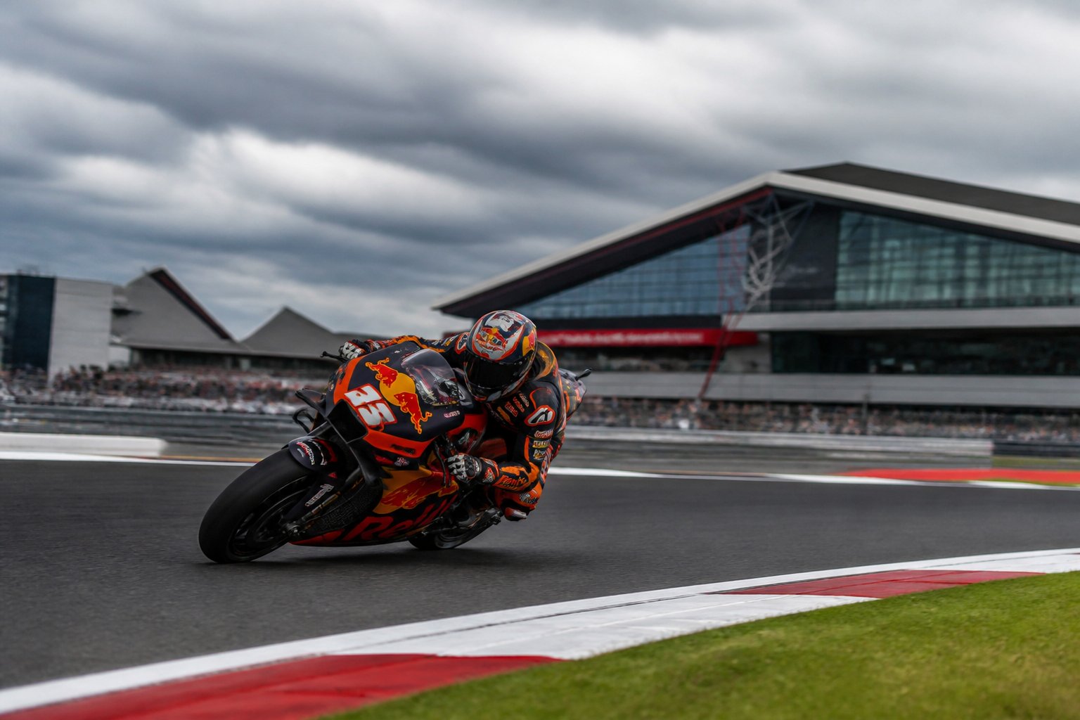 Brad Binder mengendarai motor balap Red Bull KTM saat melaju di tikungan Sirkuit Silverstone.