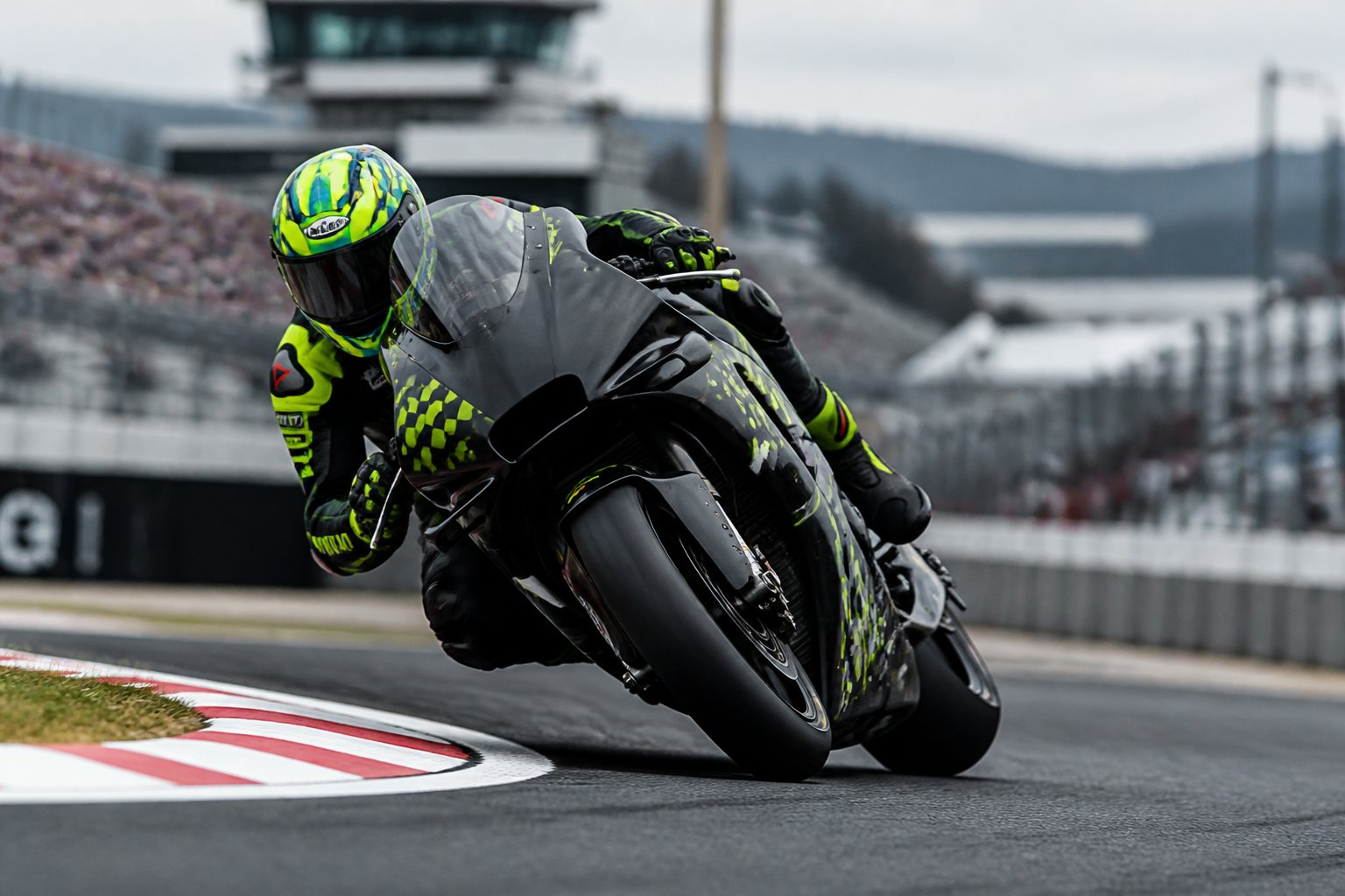 Franco Morbidelli menikung dengan tajam di lintasan MotoGP bersama tim VR46 Racing Team.