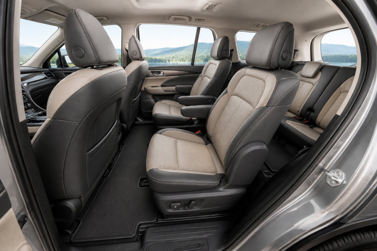 Interior mobil tiga baris dengan sarung jok premium berwarna netral dan desain elegan.