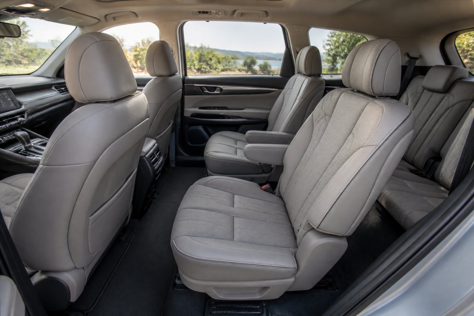 Interior SUV tiga baris dengan sarung jok premium yang rapi dan elegan.
