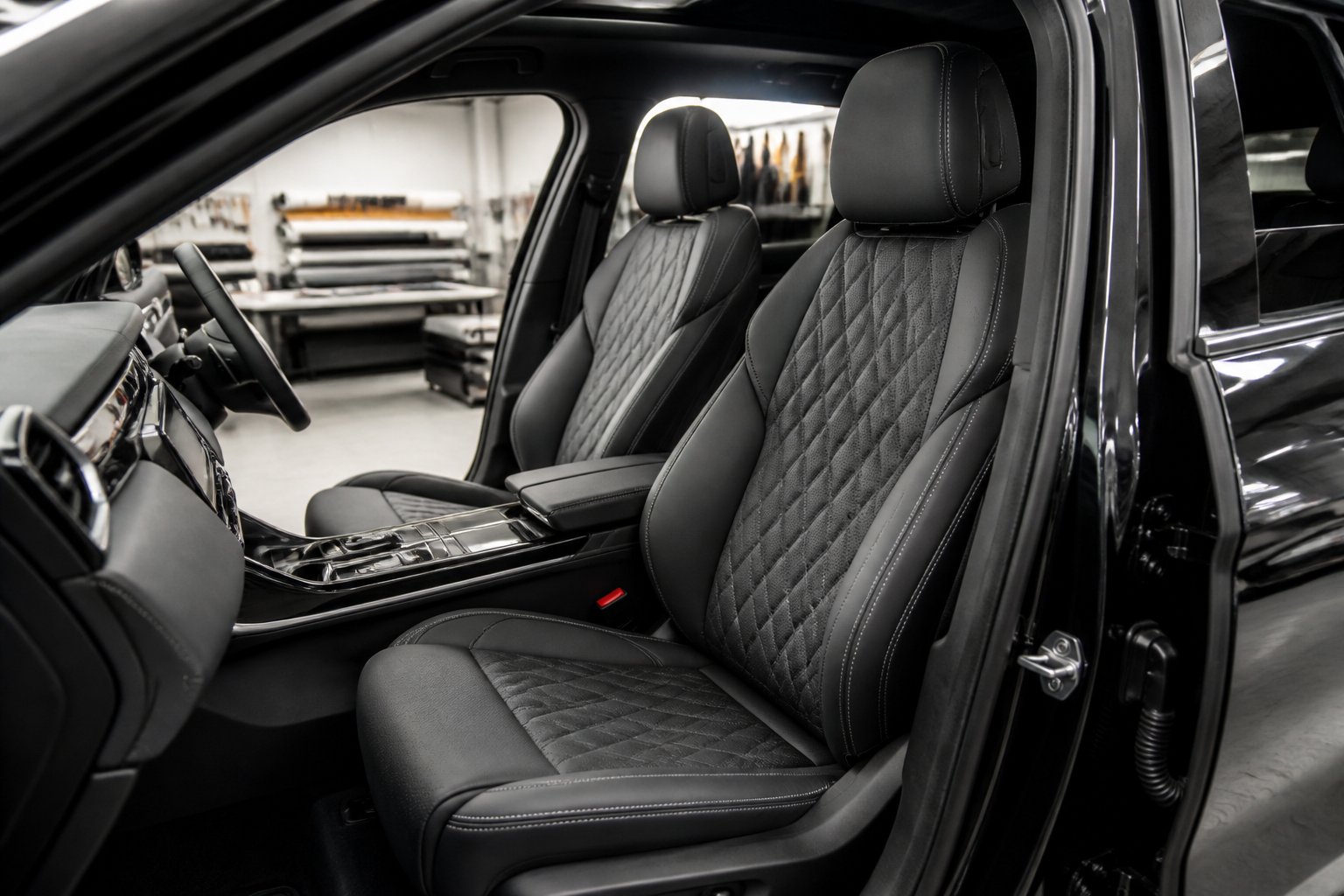 Interior mobil mewah dengan jok kulit dan cover jok yang dibuat rapi di bengkel profesional.