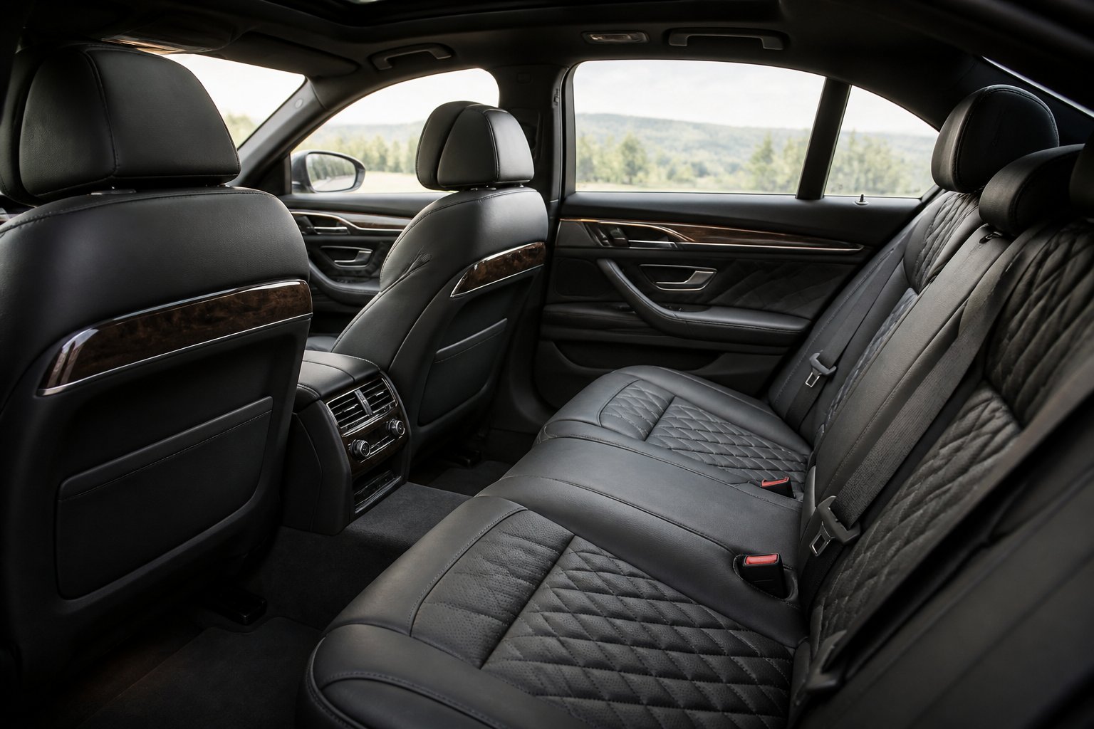 Interior mobil mewah dengan jok kulit berjahitan rapi dan desain ergonomis.