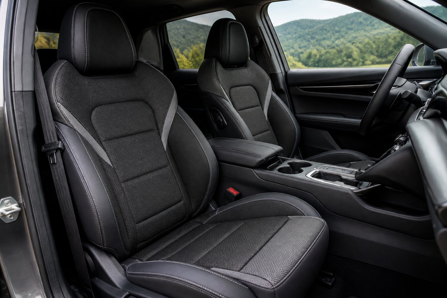 Interior mobil dengan dua kursi depan yang dilapisi cover kursi ergonomis bermotif sporty.