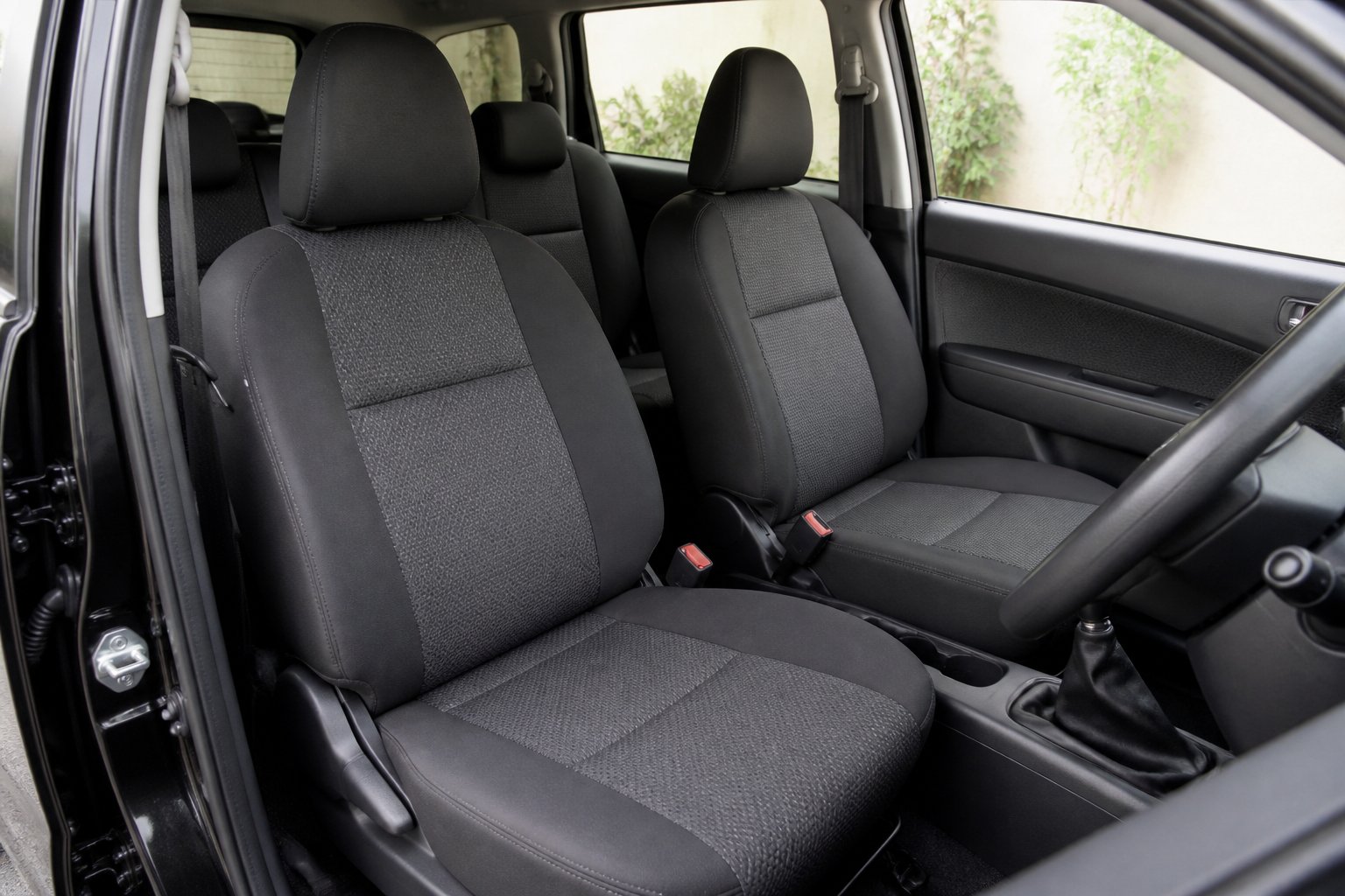 Interior mobil dengan sarung jok presisi yang terpasang rapi dan tidak mudah bergeser.