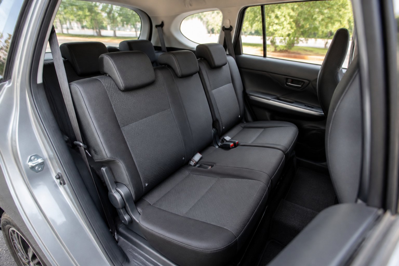 Interior mobil tiga baris dengan sarung jok yang terpasang rapi dan tidak mudah bergeser.