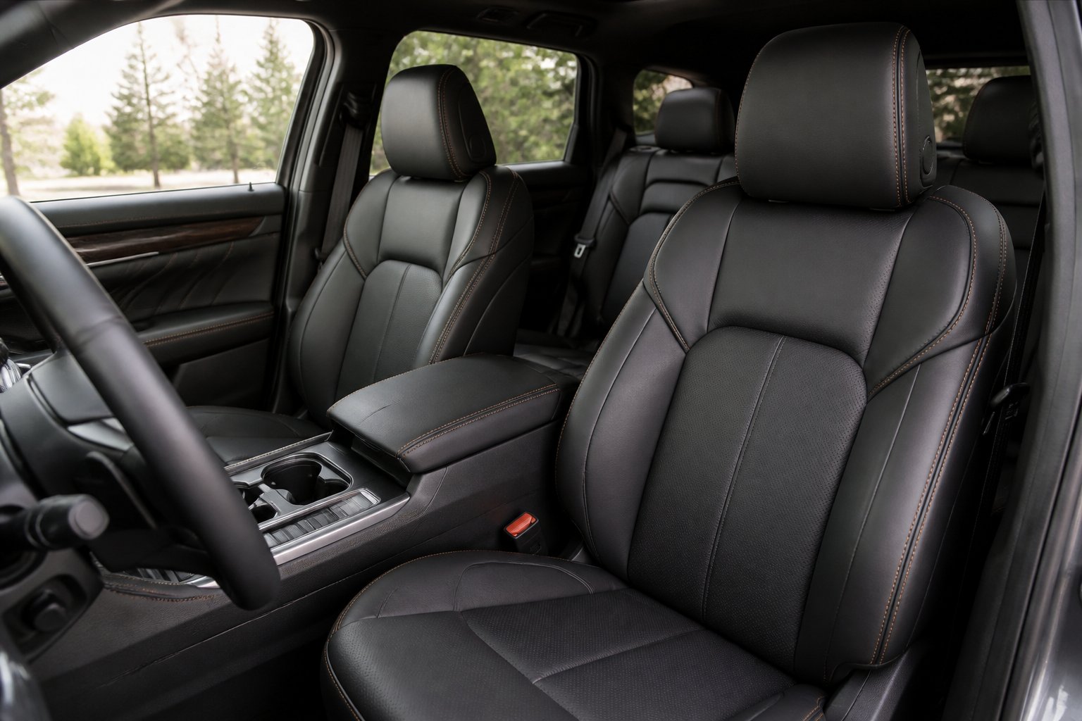 Interior mobil mewah dengan jok kulit Nappa hitam yang terpasang rapi.