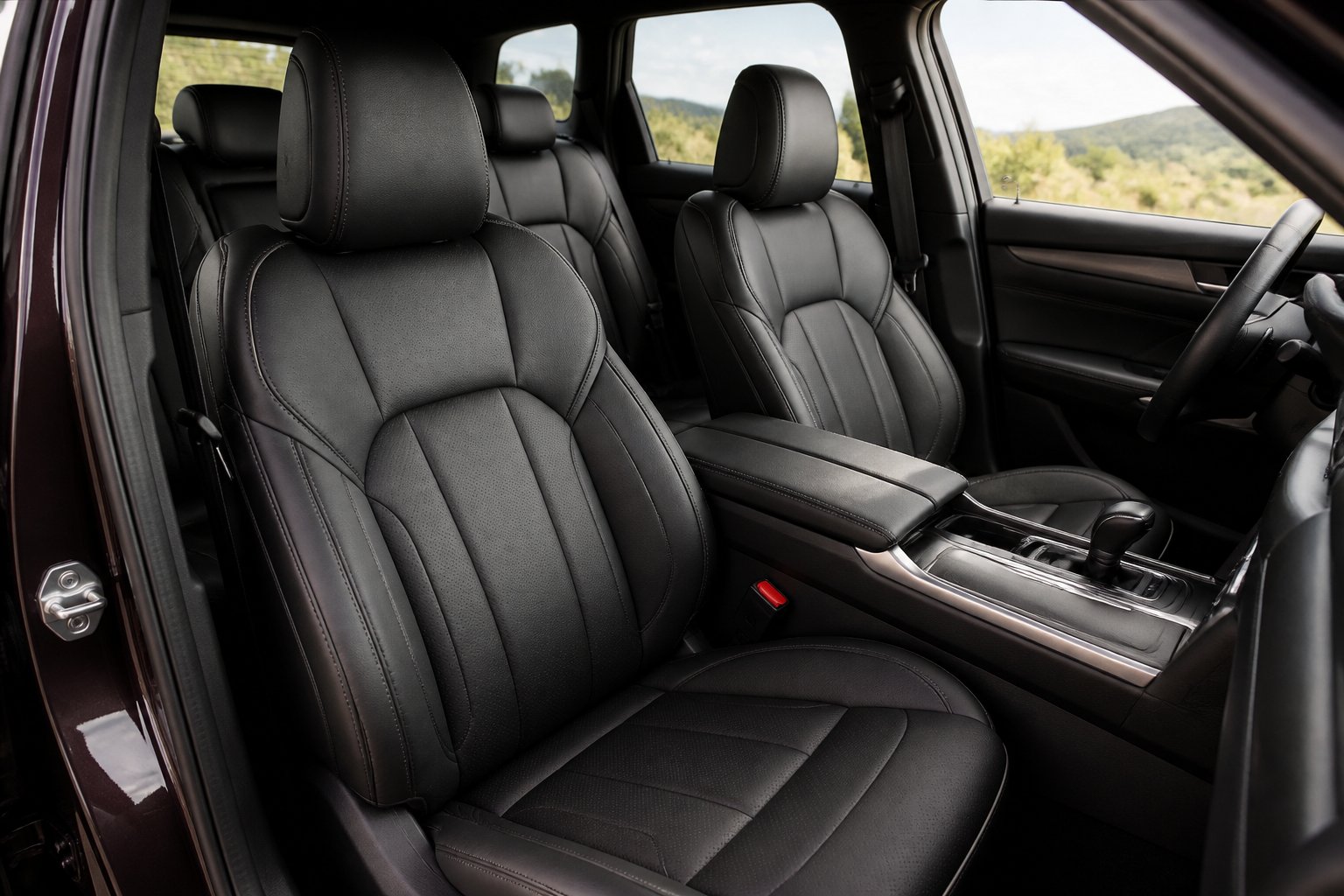 Interior mobil mewah dengan jok kulit Nappa hitam yang terpasang rapi.