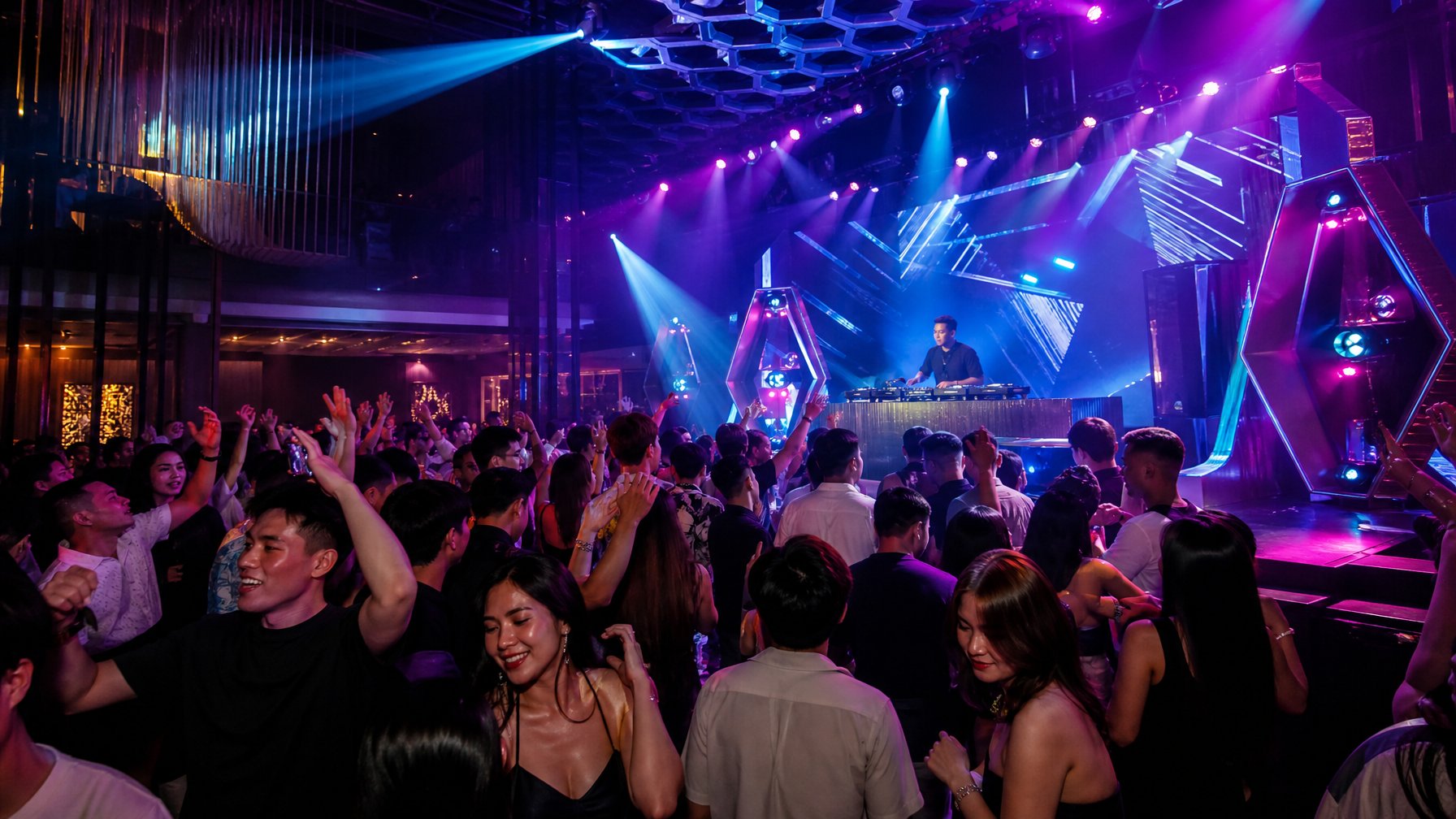 DJ tampil di panggung sambil menari dalam pesta musik elektronik di klub malam.