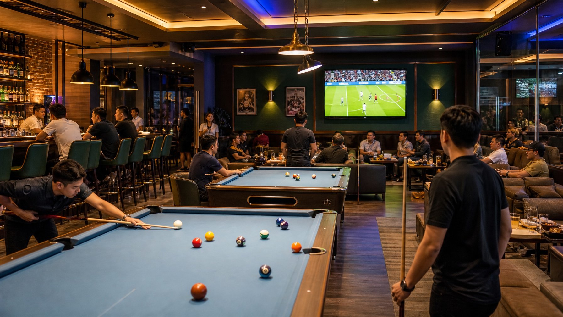 pengunjung menikmati pertandingan sepak bola di lounge biliar dan bar olahraga yang nyaman di Bandung.