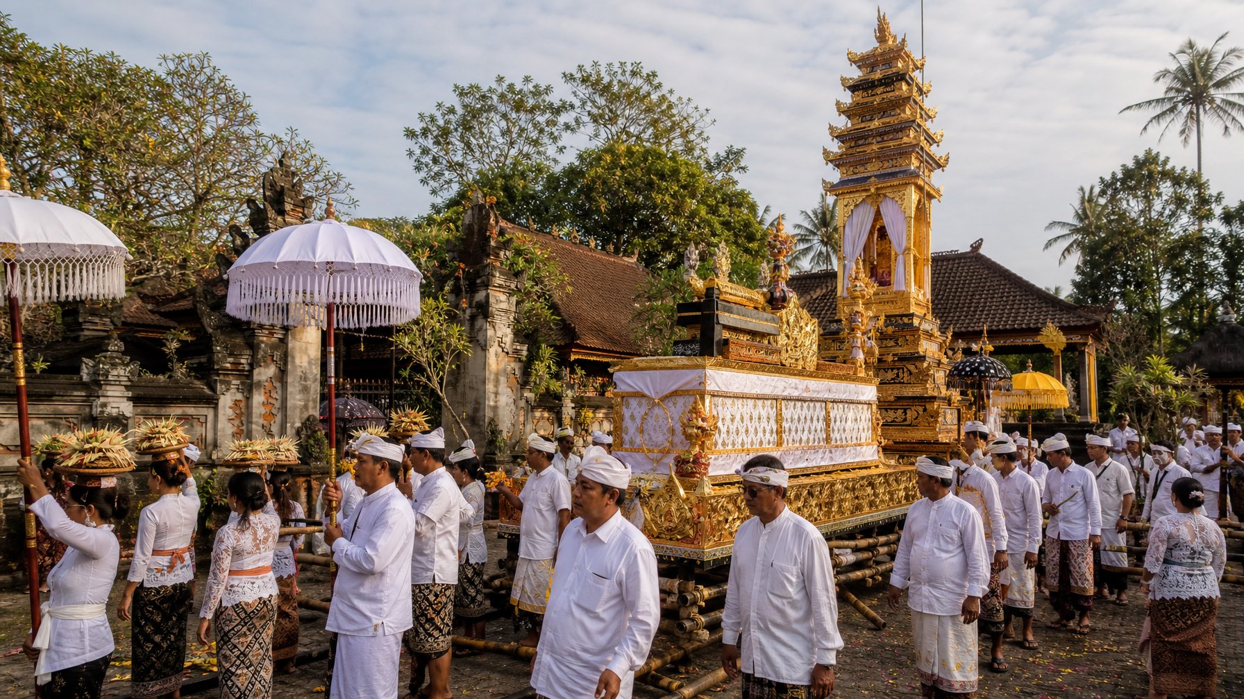 Umat ​​Hindu Bali mengikuti prosesi upacara Ngaben di sekitar menara kremasi tradisional dengan membawakan persembahan.
