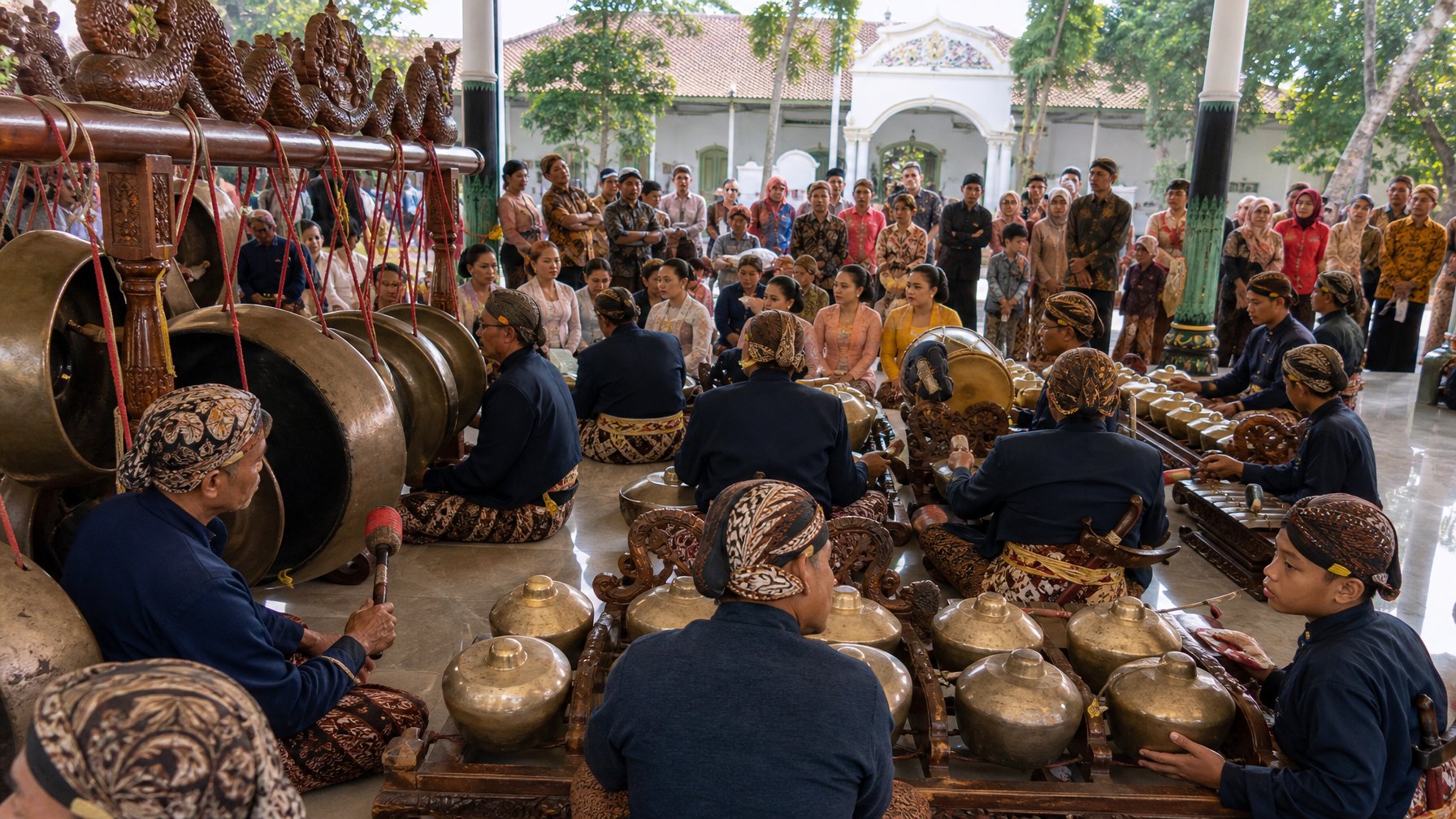 Masyarakat berkumpul di kompleks Keraton Yogyakarta dalam perayaan Sekaten dengan perangkat gamelan dan busana tradisional Jawa.