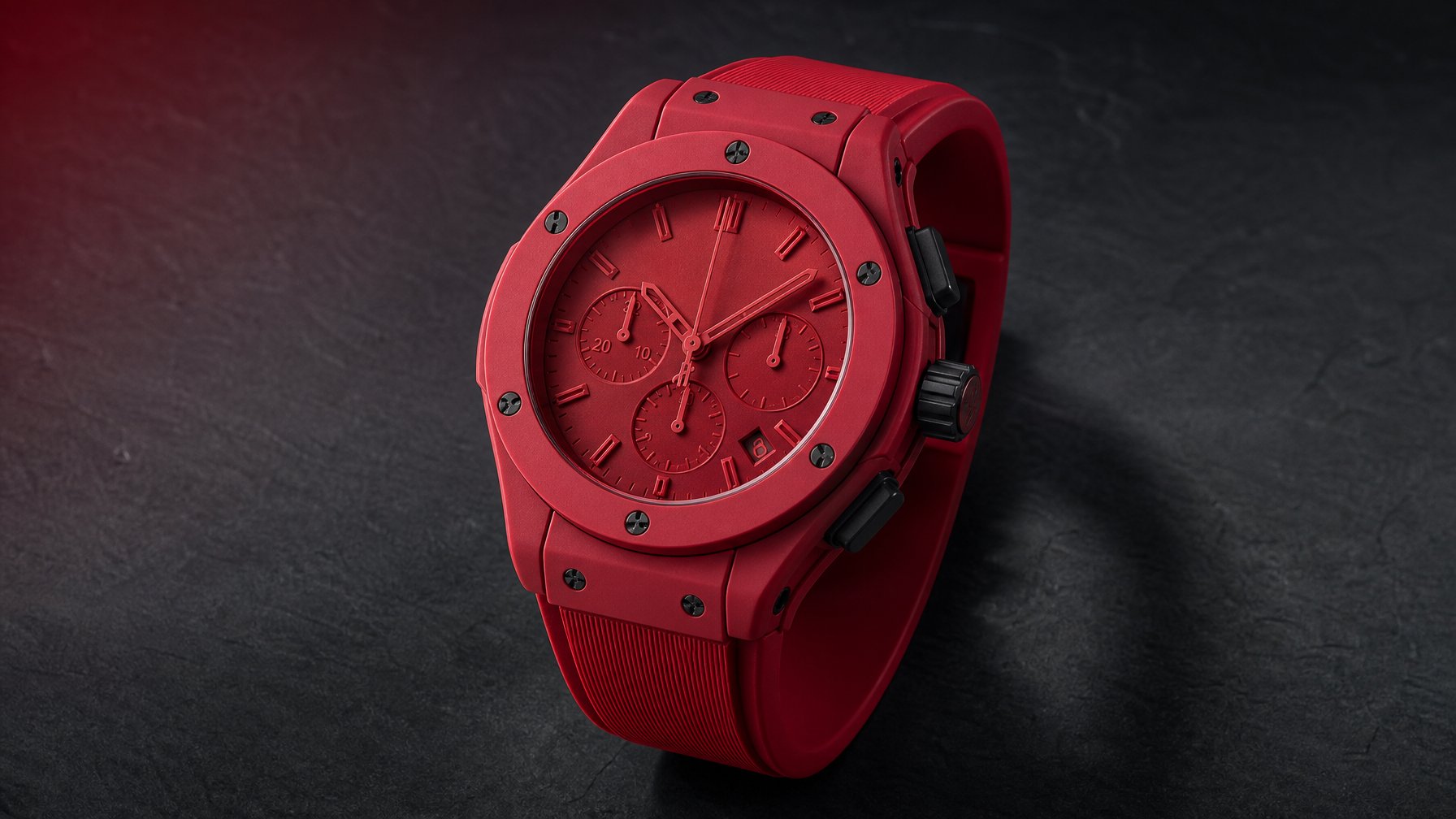 Jam tangan kronograf merah dengan tali merah diletakkan di atas permukaan gelap.
