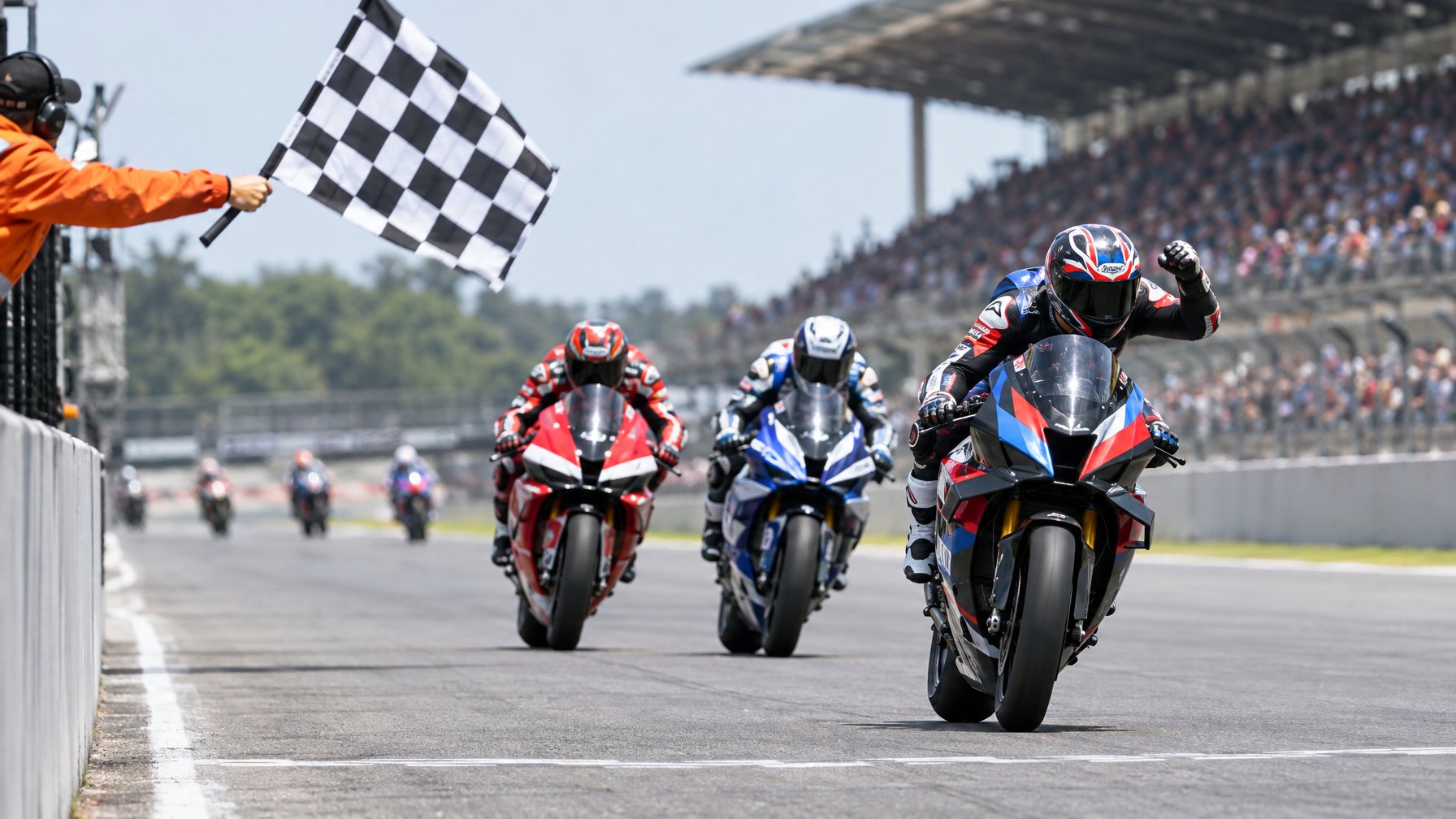 Tiga pembalap motor melintasi garis finis di sirkuit, sementara marshal mengibarkan bendera kotak-kotak.