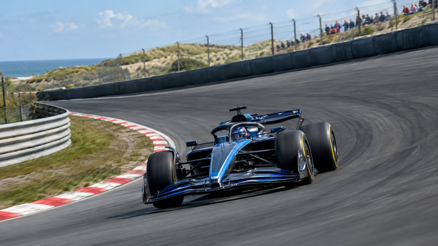 Mobil balap Formula 1 melaju di tikungan miring Sirkuit Zandvoort.