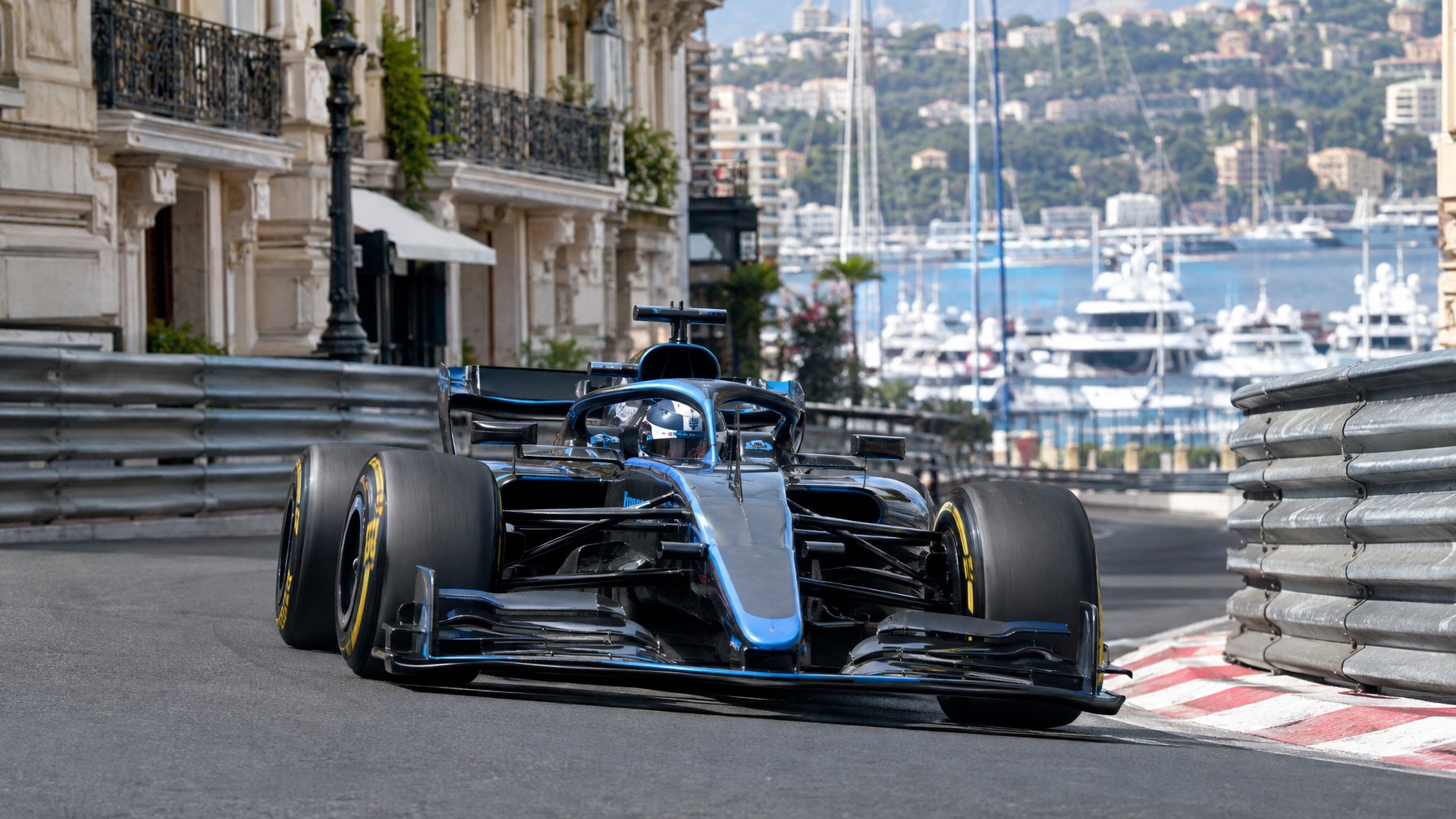 Mobil balap formula melaju di tikungan sempit Sirkuit Jalan Raya Monaco.