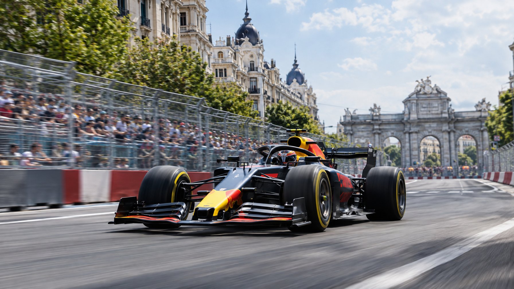 Mobil Formula 1 melaju di sirkuit jalan raya dengan bangunan kota Madrid dan penonton di belakang pembatas.