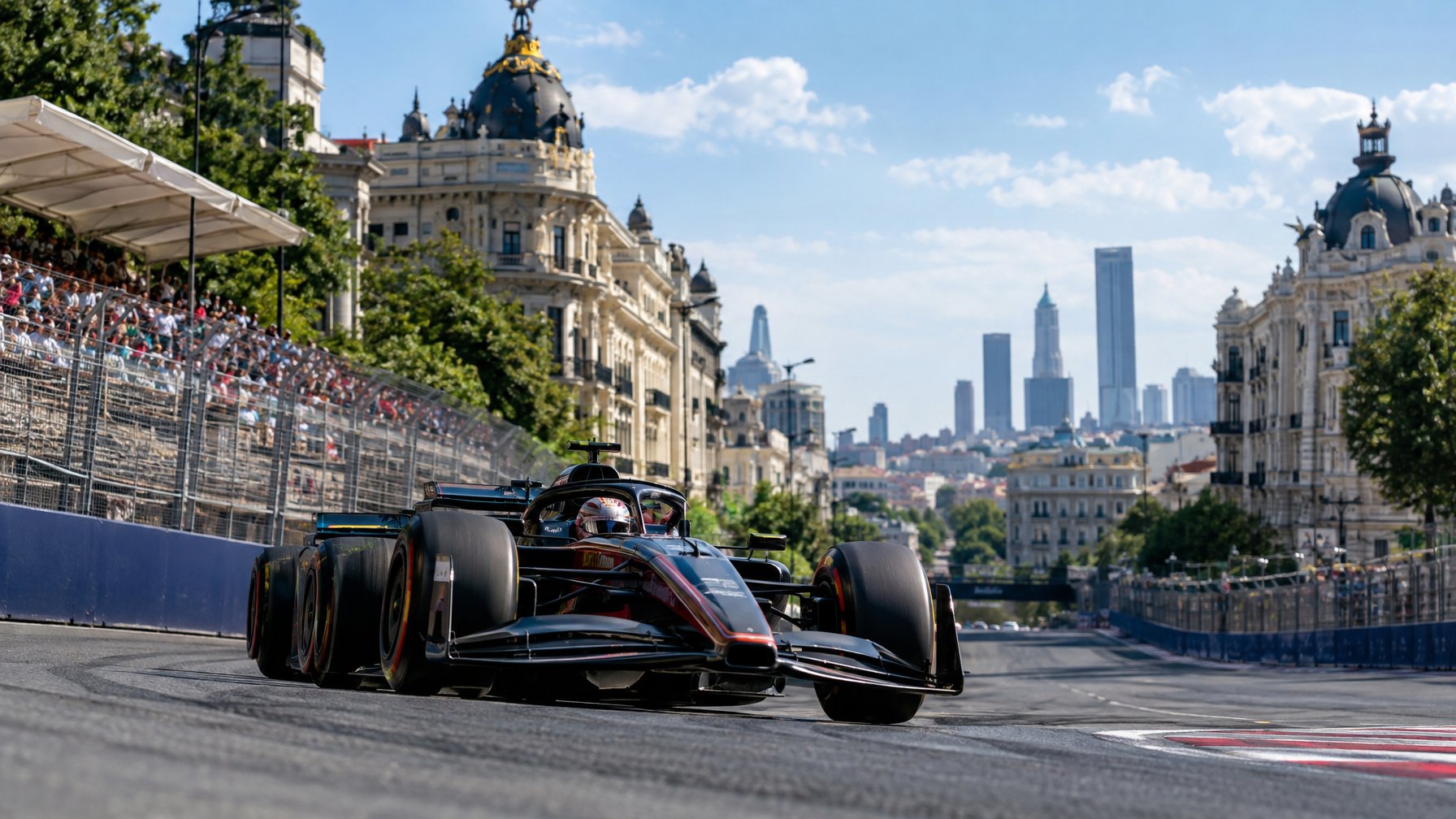 Mobil Formula 1 melaju di tikungan sirkuit jalan raya di Madrid dengan penonton di sepanjang lintasan.