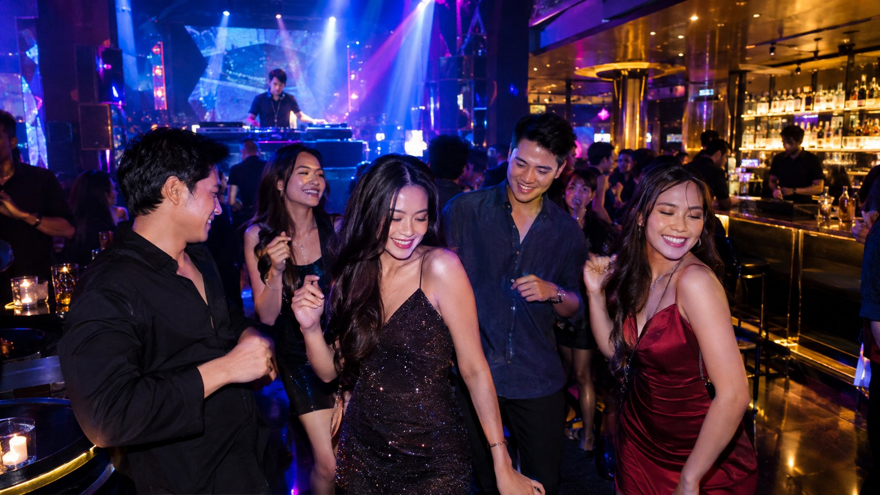 Sekelompok teman menikmati suasana pesta di klub malam.