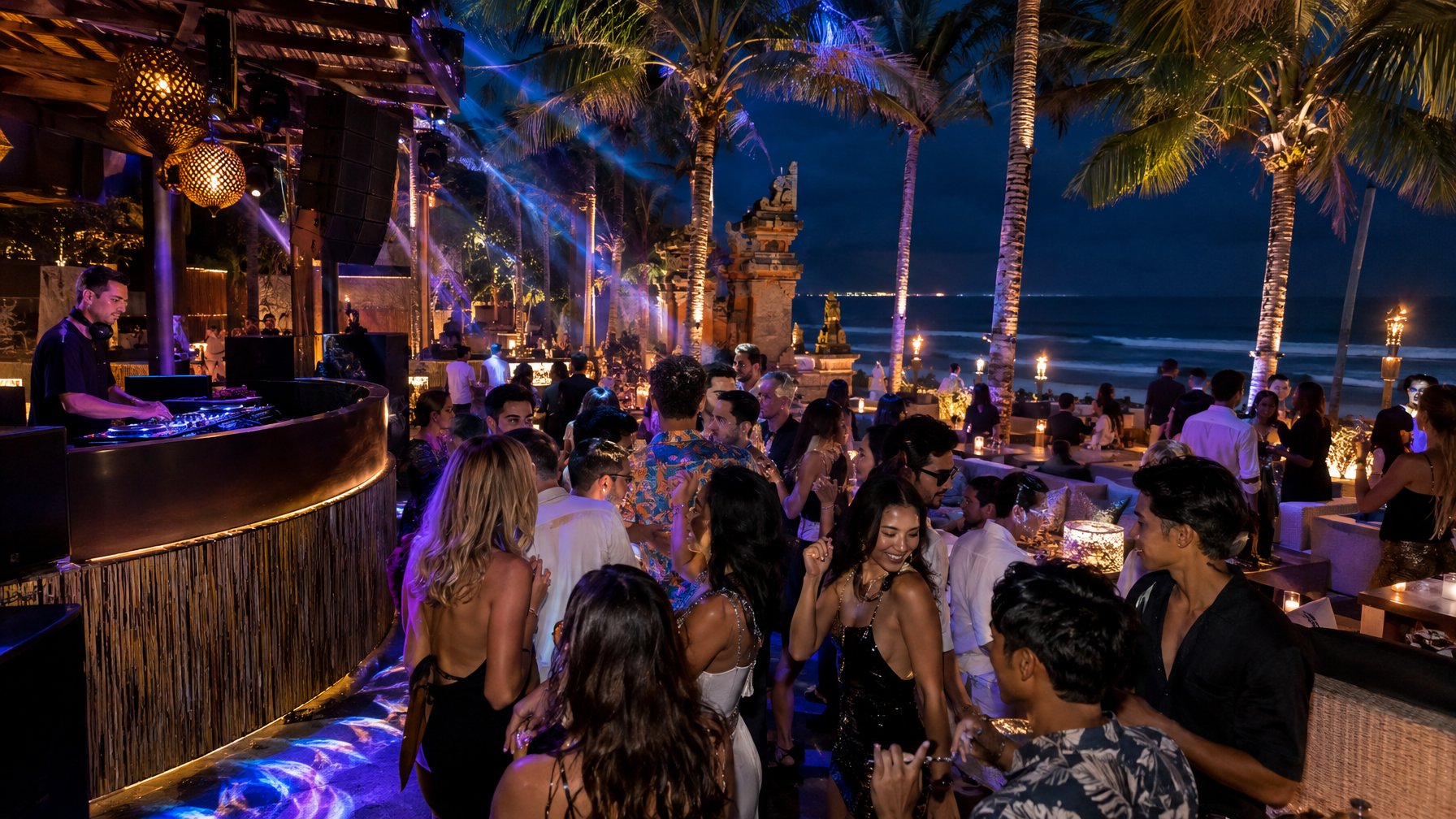 Sekelompok teman menari di klub pantai di Bali pada malam hari.