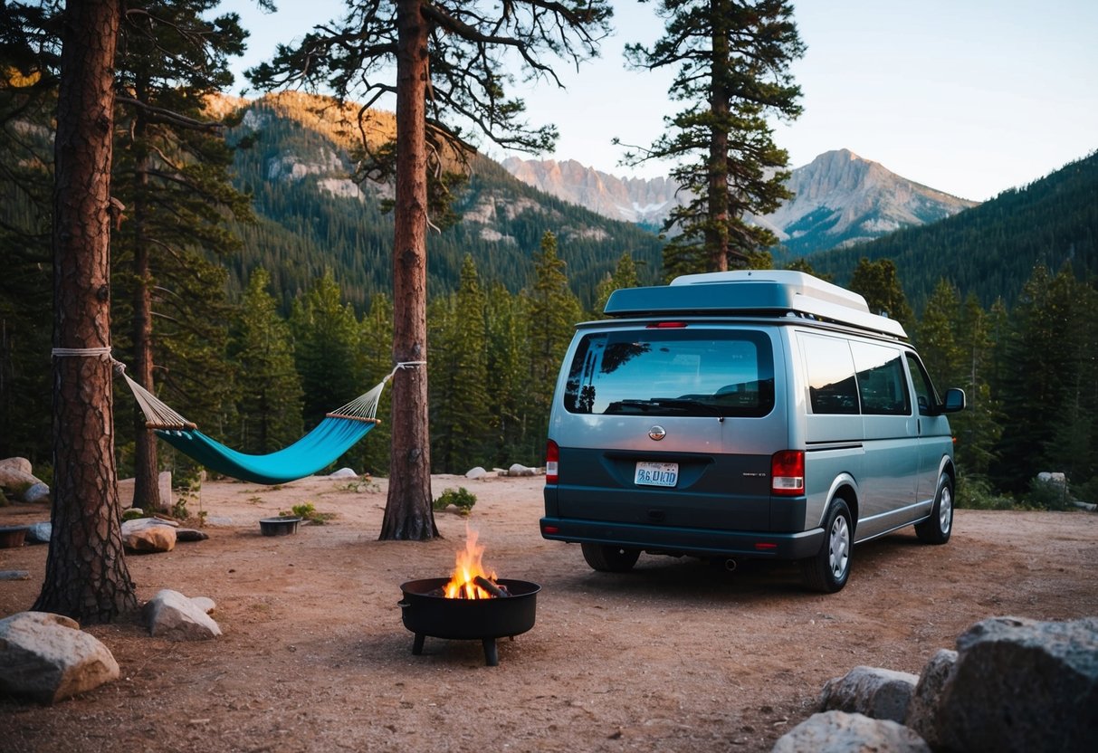 Ein Van, der auf einem malerischen Campingplatz geparkt ist, umgeben von Bäumen und Bergen. Zwischen zwei Bäumen wird eine Hängematte aufgestellt und in der Nähe wird eine kleine Feuerstelle angezündet