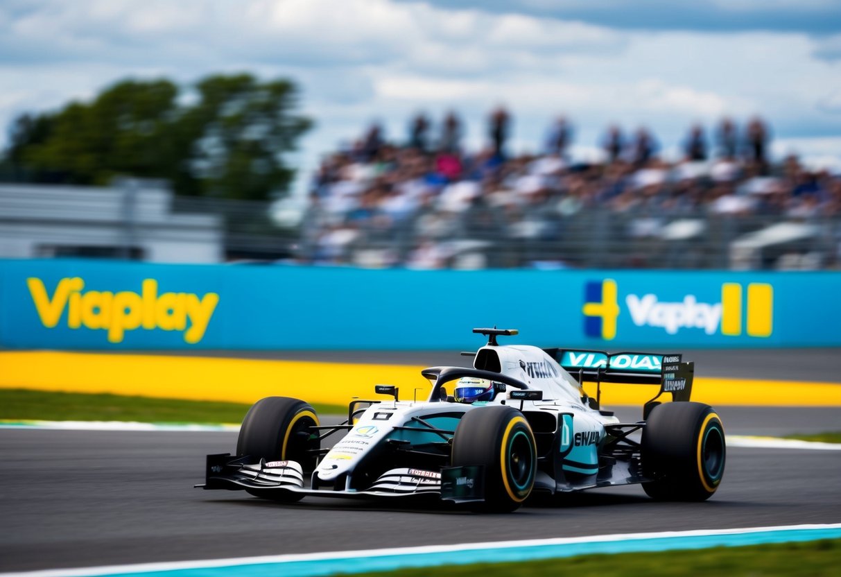 En Formel 1-racingbil som kör snabbt nerför banan, med Viaplay-logotypen tydligt visad på skärmen. Den svenska flaggan är också synlig, vilket indikerar sändningen av F1 i Sverige.